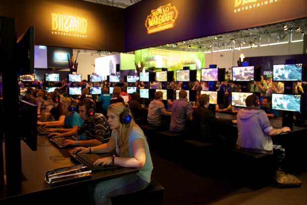 Etliche Monitore mit World of Warcraft Cataclysm (Bild: Michael Wieczorek)